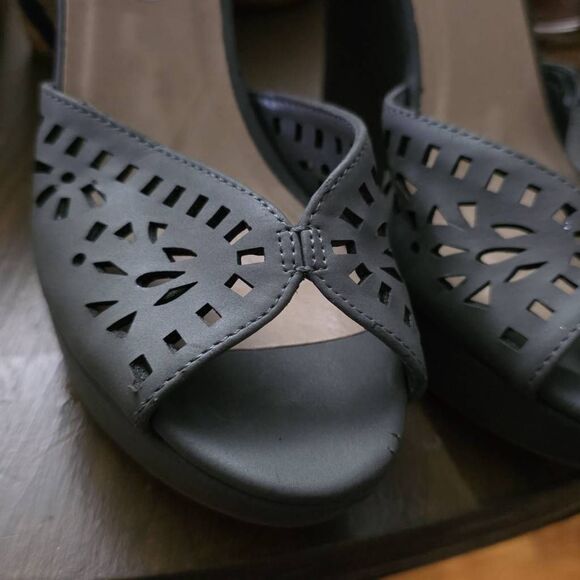 Sbicca Women's Size 7 Gray Peeptoe Cutout Wedge Heels - Picture 2 of 9